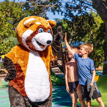 enfants avec la mascotte Homy