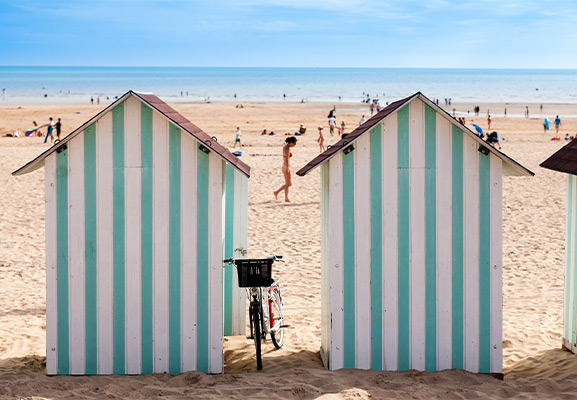 deux cabines de bain avec rayures bleues sur la plage de Biarritz en été