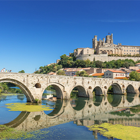 Ville perchée de Béziers avec son pont en arche au dessus de l'Orb