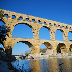 Vue ensoleillée du Pont du Gard d'en bas
