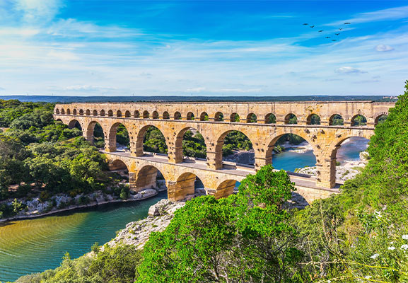 Pont du Gard entouré de nature verdoyante