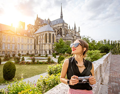 Jeune femme devant la cathédrale de Reims
