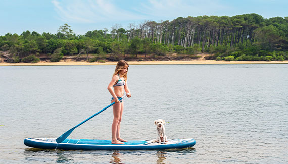 petite fille faisant du paddle dans les Landes sur le lac de Biscarosse