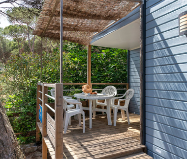 terrasse intégrée du mobil-home avec table et chaises 