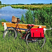 Vélo près d'un banc dans la campagne néerlandaise