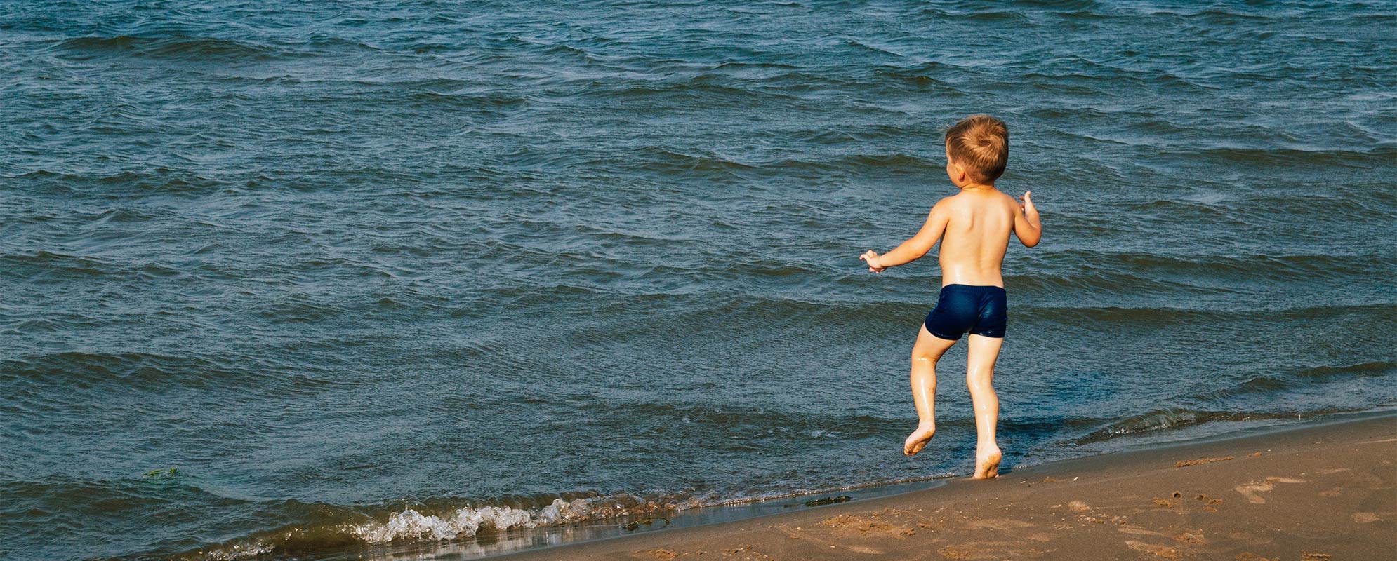 Enfant en bas âge sur la plage