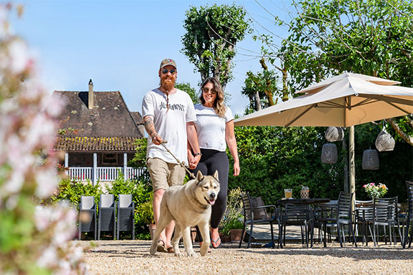 Promenade en laisse dans un camping Marvilla Parks