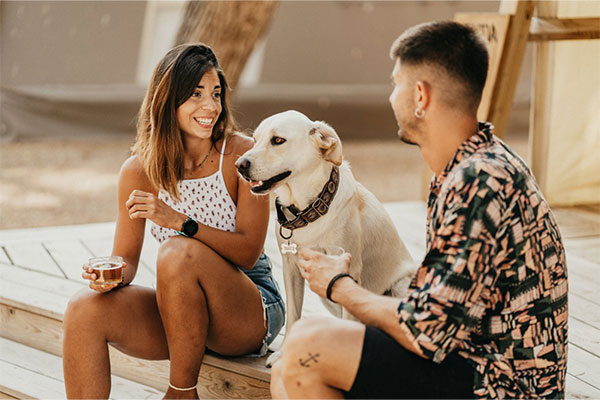 Chien avec ses maitres devant un mobil-home