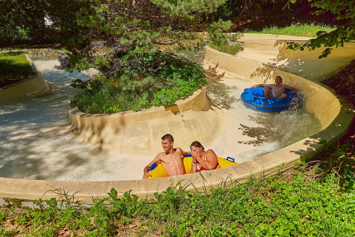 Camping Domaine des Tours, France, Aveyron, Saint-Amans-des-Cots