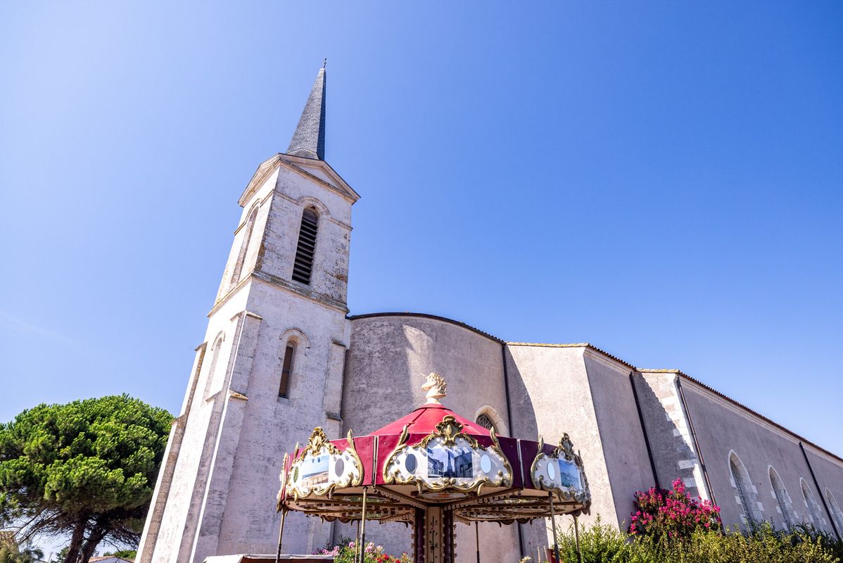 A environ 15 min à pied, découvrez la charmante église Saint-Clément sur l'île de Ré - Camping La Côte Sauvage, France, Charente Maritime, Ile de Ré