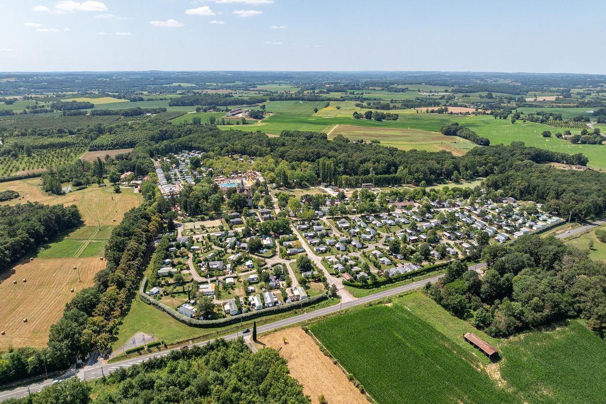 Camping Château de Fonrives, France, Dordogne - Périgord, Rives