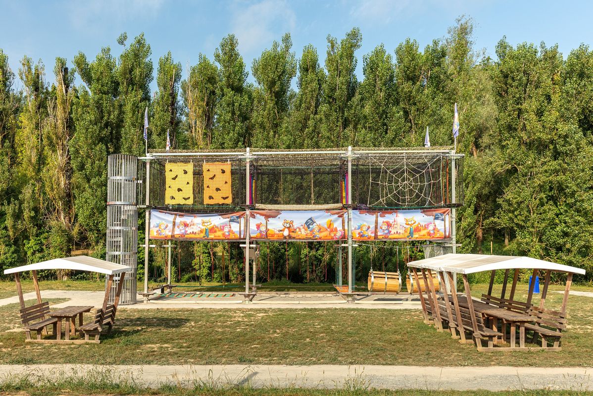 Camping Château de Fonrives, France, Dordogne - Périgord, Rives