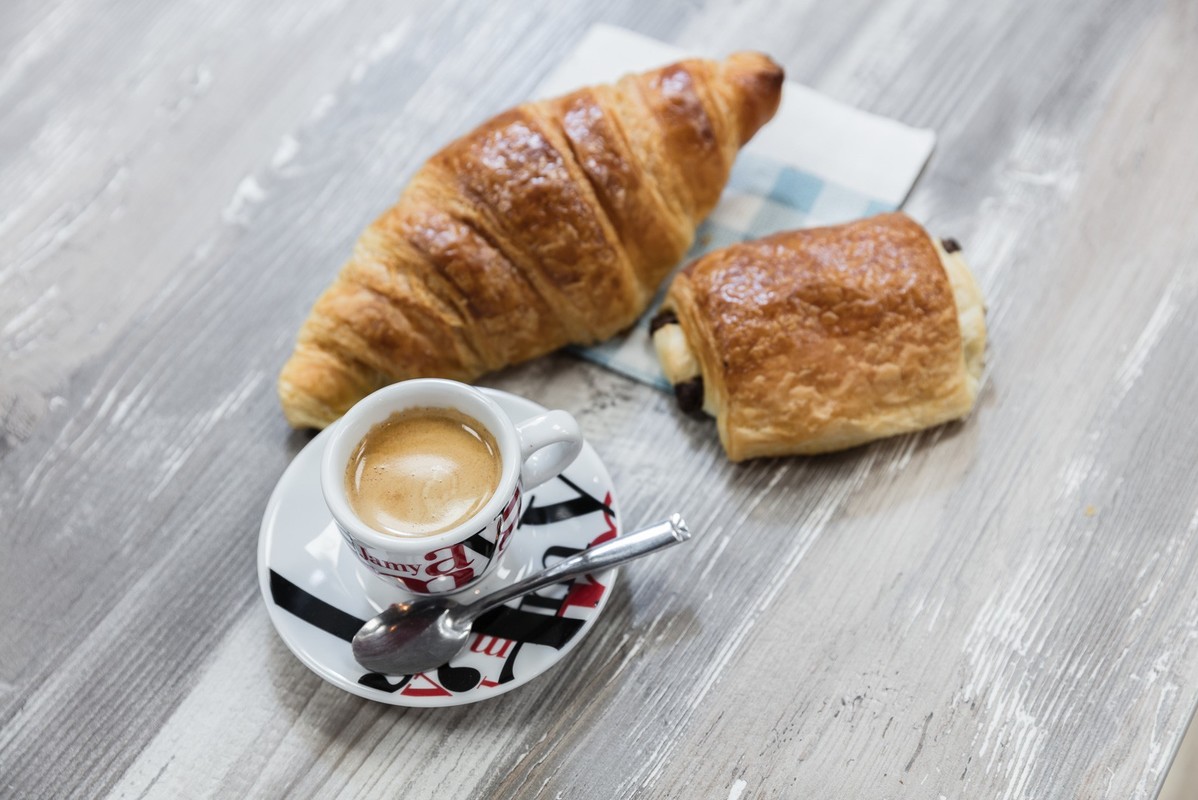 Tous les matins : pain frais, des baguettes, des croissants ou des pains au chocolat (chocolatines), directement dans le camping. Vous pouvez également prendre votre petit-déjeuner au bar. - Camping Paris-Est, France, Ile-de-France, Paris-Champigny