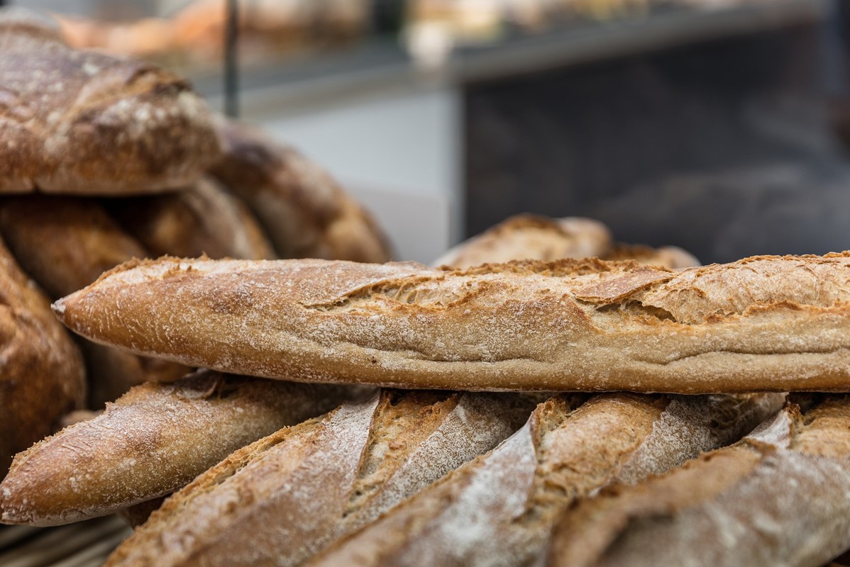 Tous les matins : pain frais, des baguettes, des croissants ou des pains au chocolat (chocolatines), directement dans le camping. Vous pouvez également prendre votre petit-déjeuner au bar. - Camping Paris-Est, France, Ile-de-France, Paris-Champigny