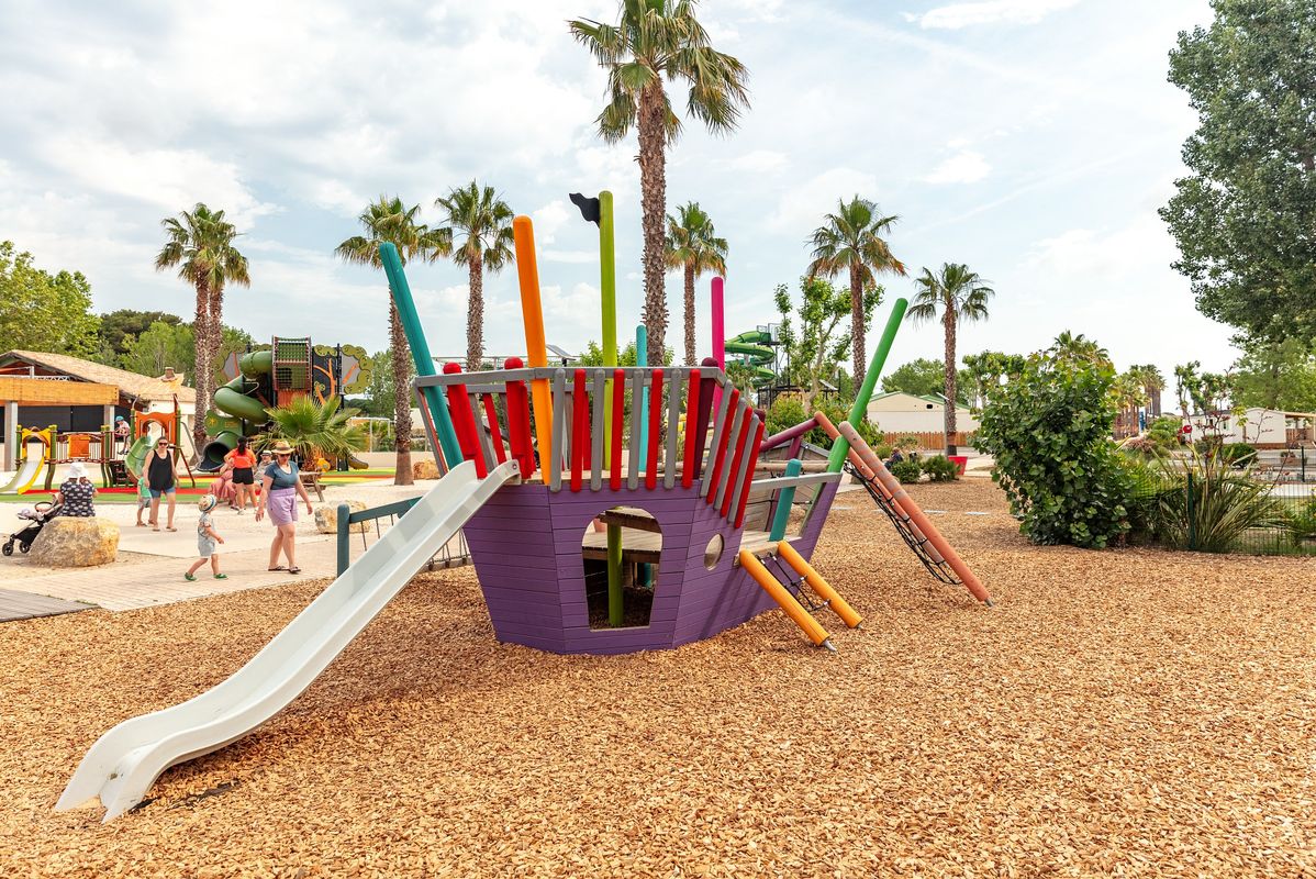 Nouveauté 2024 : rénovation du bateau pirate pour que vos enfants puissent s'amuser davantage ! - Camping Domaine La Yole, France, Languedoc Roussillon, Valras-Plage