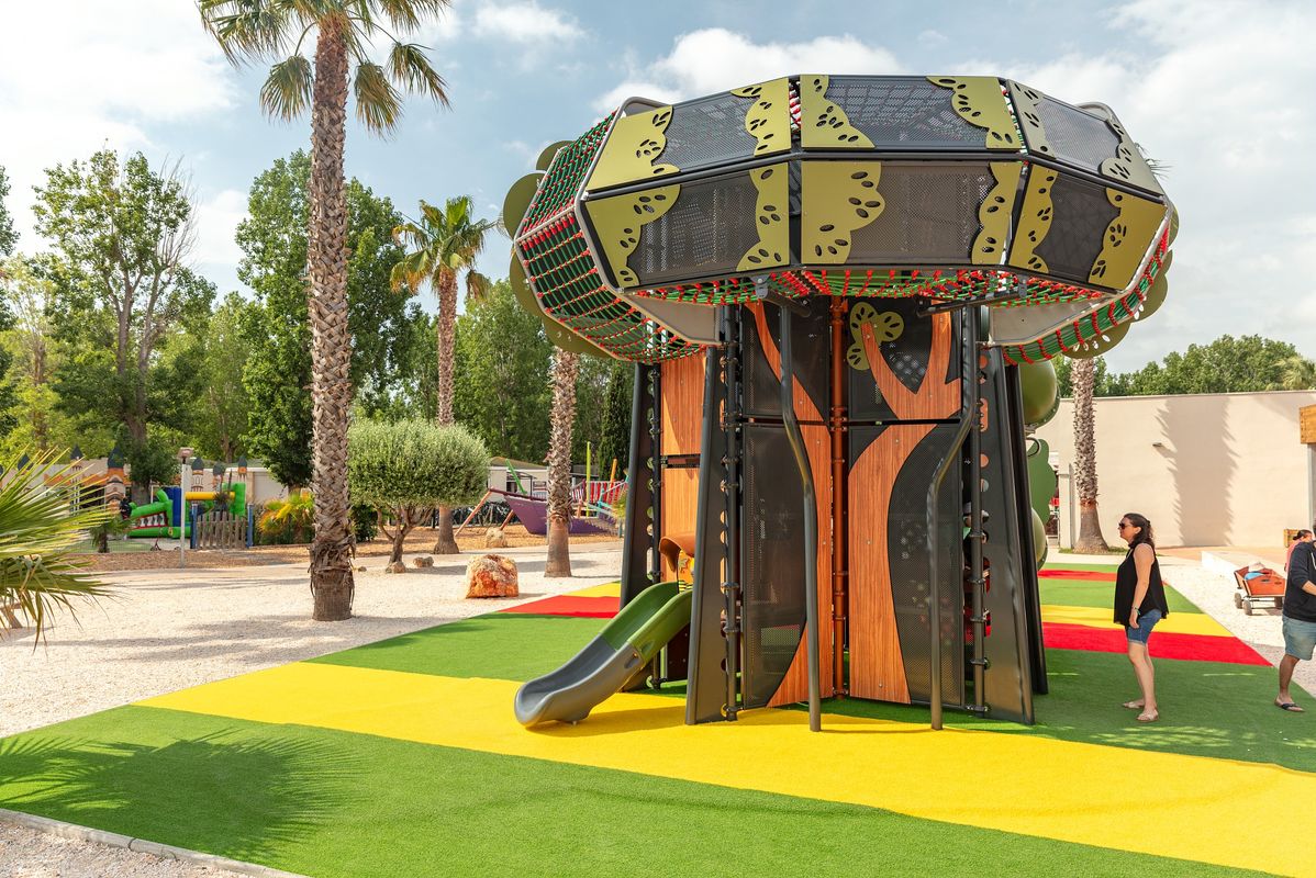 Nouveauté 2024 : l'arbre magique ravira vos enfants ! - Camping Domaine La Yole, France, Languedoc Roussillon, Valras-Plage