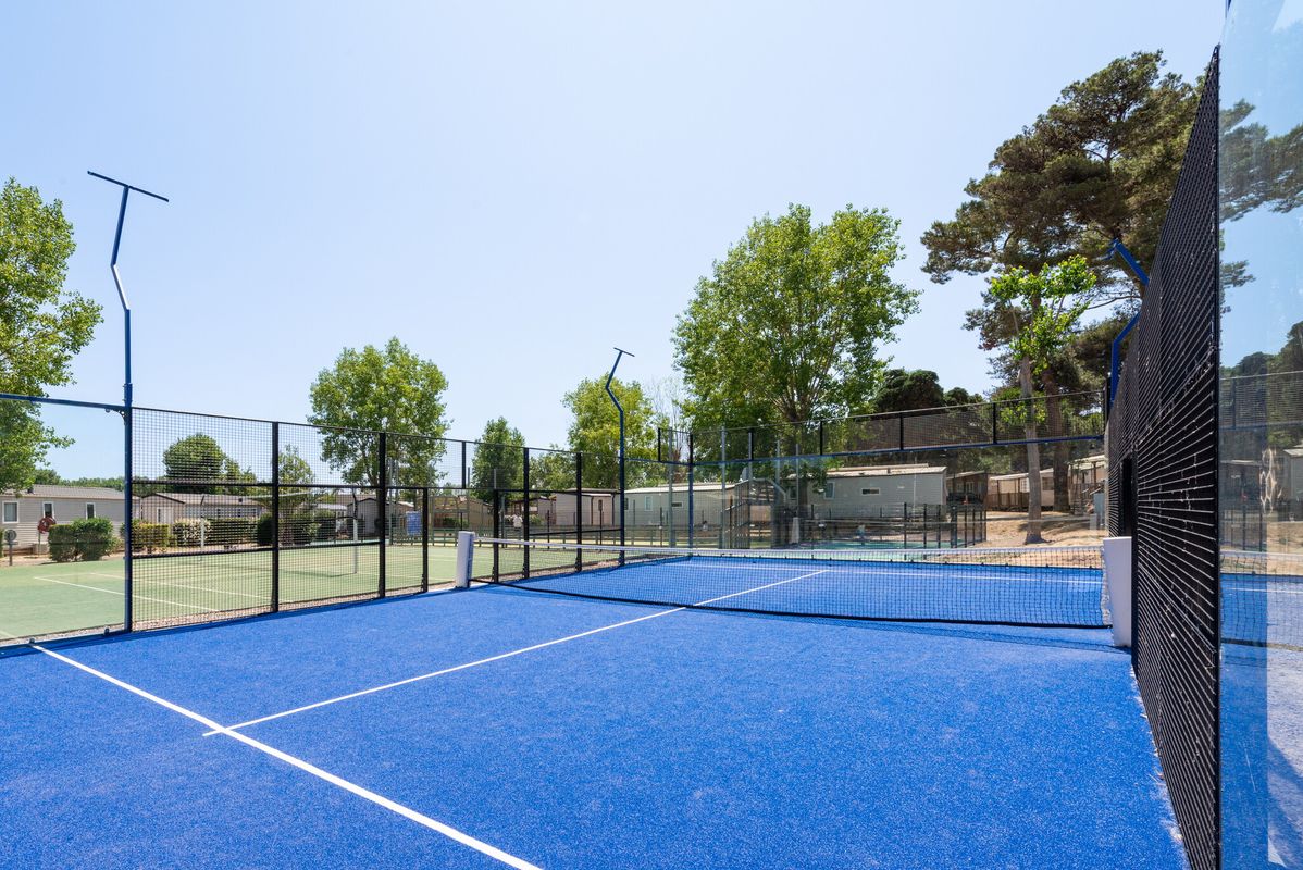 Nouveauté : dépensez-vous sur le terrain de padel ! - Camping Domaine La Yole, France, Languedoc Roussillon, Valras-Plage