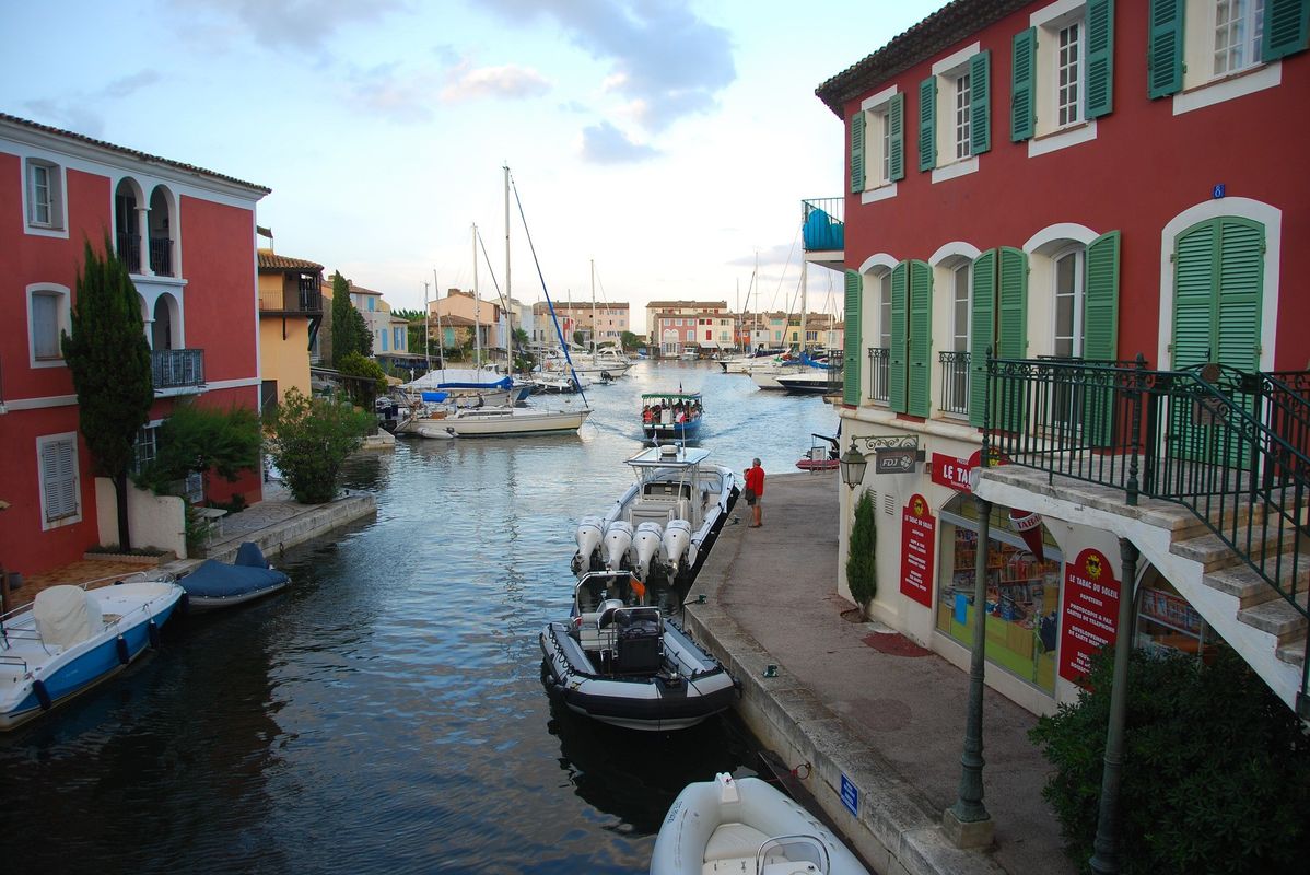 À moins de 3 km du camping, découvrez Port Grimaud ! La "Venise provençale" vous attend et est prête à vous dévoiler ses secrets... - Camping Le Domaine des Naïades, France, Provence Côte d'Azur, Port Grimaud