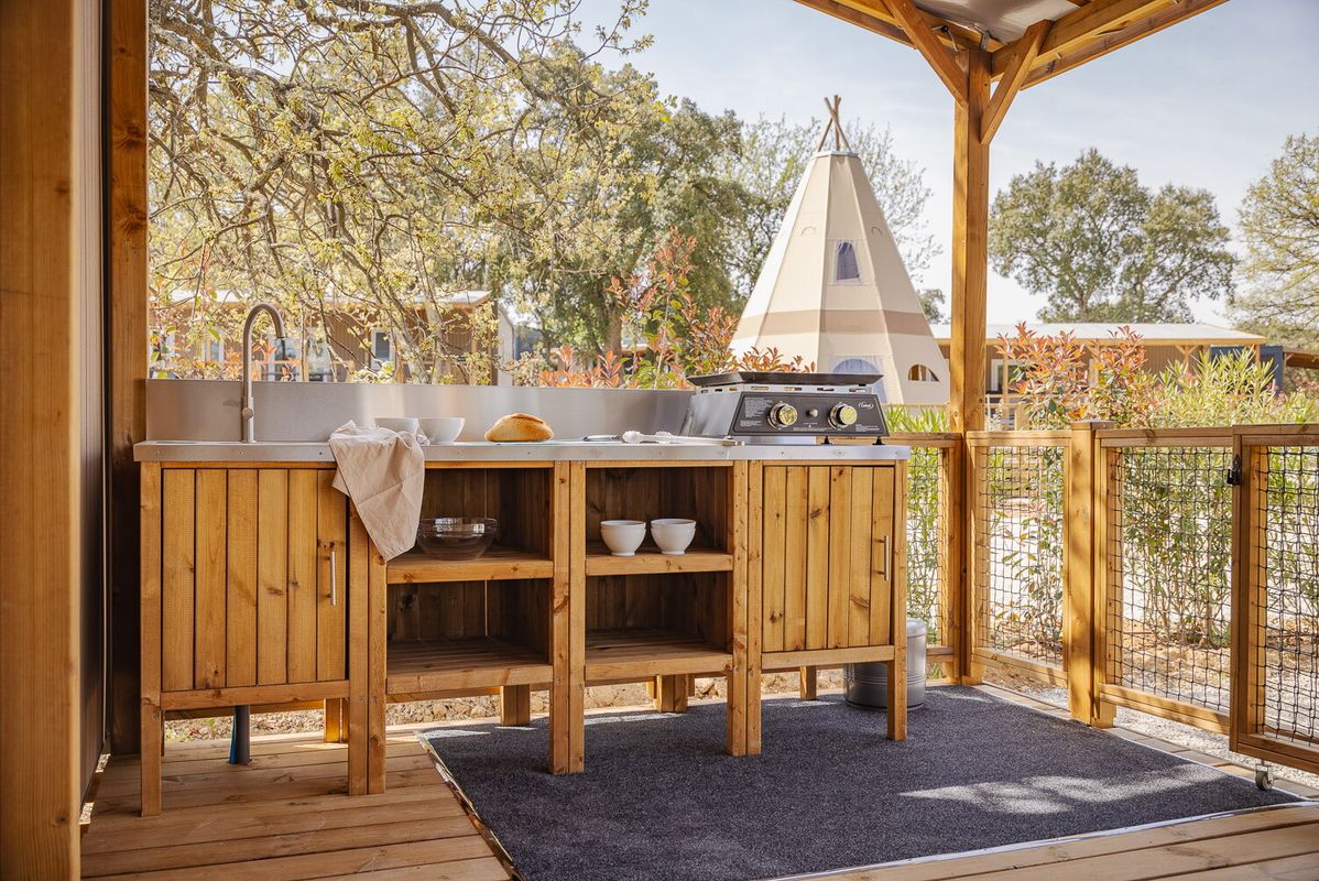 Nouveauté 2025 : savourez l’instant dans votre cuisine extérieure avec une vue unique sur le tipi ! - Camping Le Domaine des Naïades, France, Provence Côte d'Azur, Port Grimaud