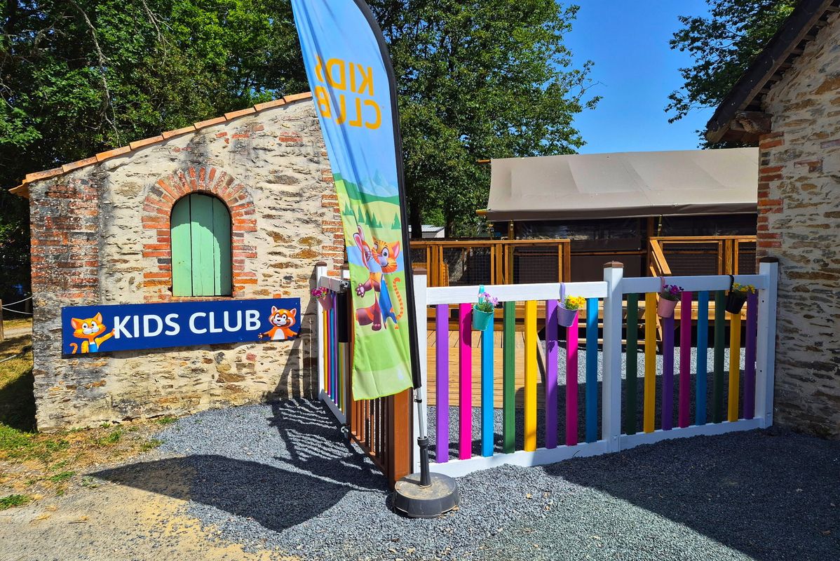Campsite Château La Forêt, France, Vendée, Saint-Julien-des-Landes