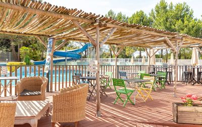 Sirotez votre verre devant l'espace aquatique ! - Camping La Pointe du Médoc, France, Gironde, Le Verdon-sur-Mer