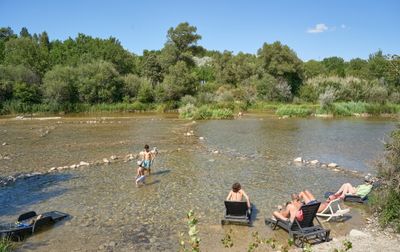 La fraîcheur de la rivière est directement disponible depuis le camping ! - Camping Verdon Parc, France, Provence Côte d'Azur, Gréoux les Bains